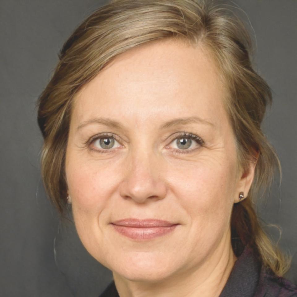 Professionelle Landschaftsfotografin Marlene Bergmann mit Kamera in natürlicher Umgebung